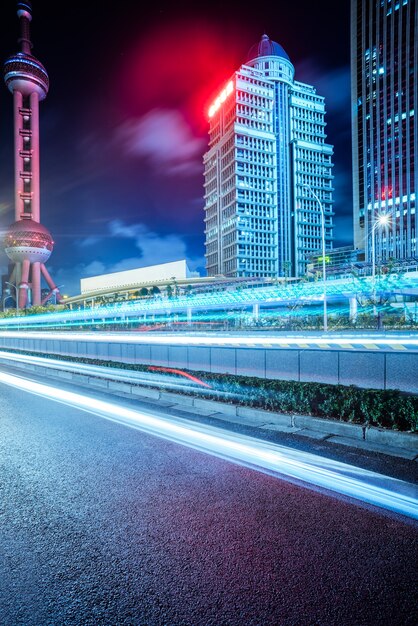 Leere Asphaltstraße mit Stadtbild und Skyline von Shanghai