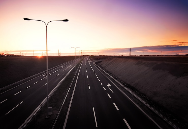 Kostenlose Foto leere autobahn in der dämmerung
