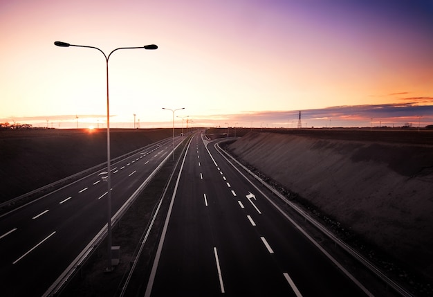 Leere Autobahn in der Dämmerung