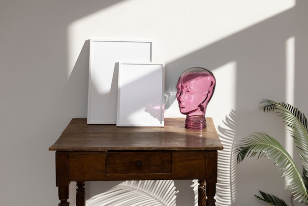 Leere Fotorahmen auf Holzschrank