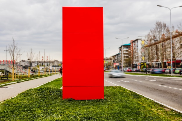 Kostenloses Foto leere gemalte anschlagtafel zwischen den zwei straßen in der stadt