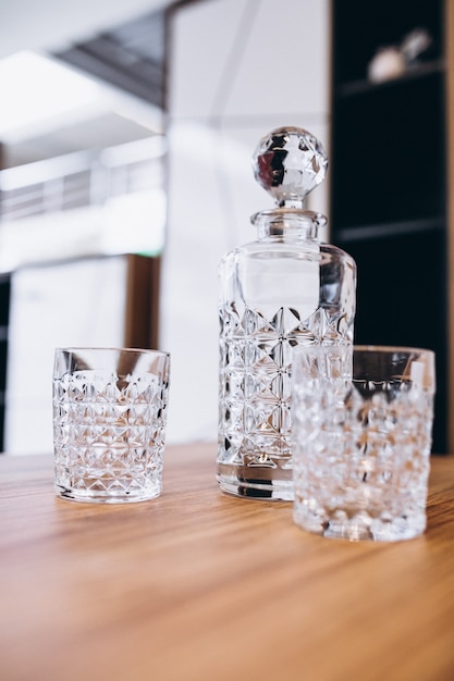 Kostenloses Foto leere glasflasche mit zwei gläsern