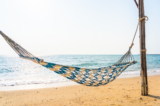 Kostenloses Foto leere hängemattenschaukel auf dem schönen strand und dem meer