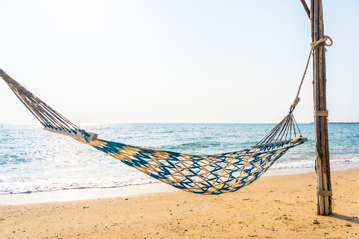 Kostenlose Foto leere hängemattenschaukel auf dem schönen strand und dem meer