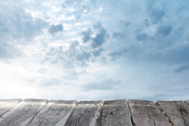 Leere Holztischplatte und verschwommener Himmel