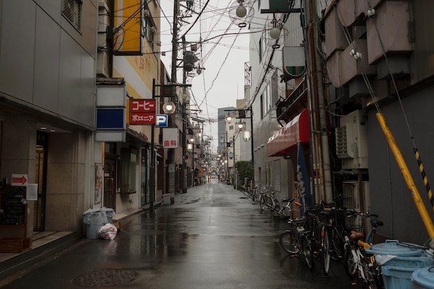 Leere japanische Straße nach Regen