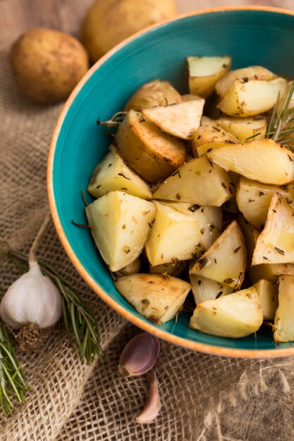 Leere Kartoffeln flach in die Schüssel legen