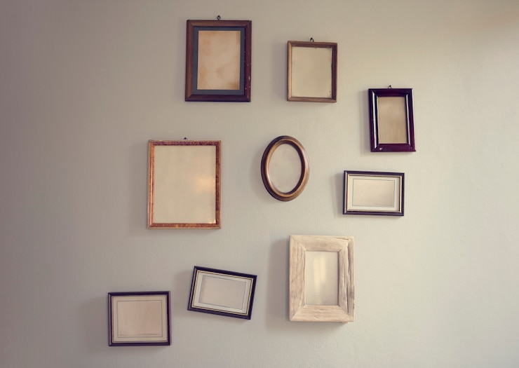 Kostenlose Foto leere leere fotorahmen, die an der wand hängen