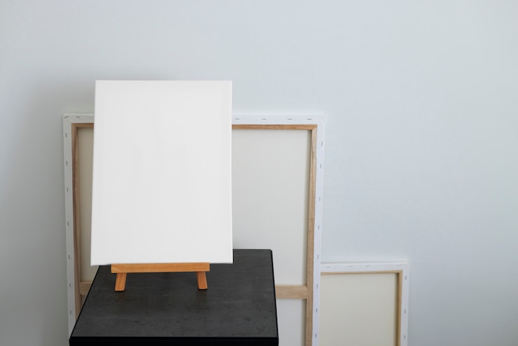 Kostenlose Foto leere leinwand zum malen von stillleben im innenbereich