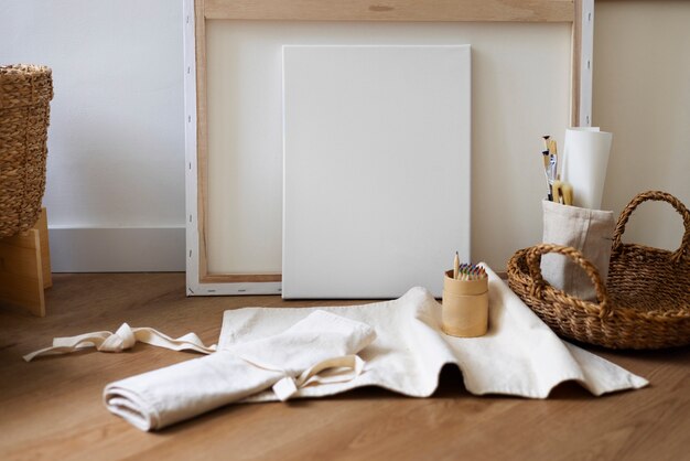 Leere Leinwand zum Malen von Stillleben im Innenbereich