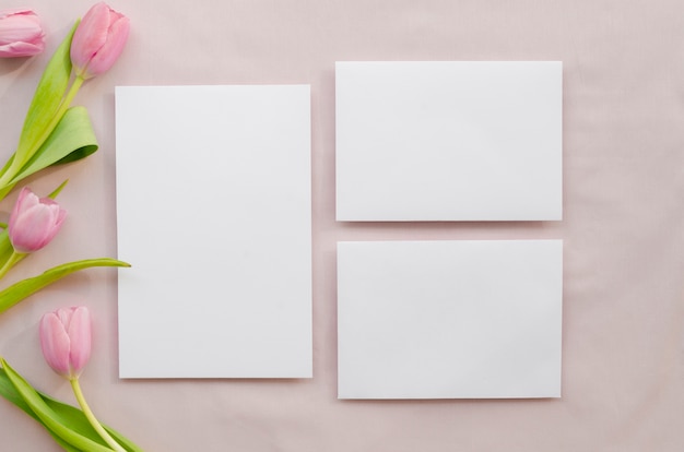 Kostenloses Foto leere papiere mit tulpenblüten