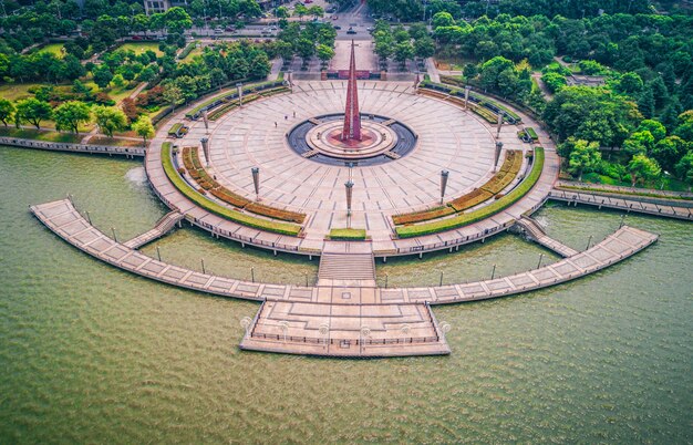 Leere Platz und See im Stadtpark