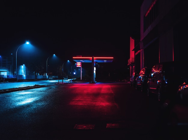 Kostenloses Foto leere straße mit schwarzlicht