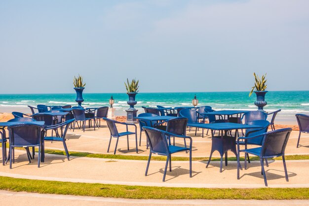 Leere Tabelle und Stuhl um Strandhintergrund
