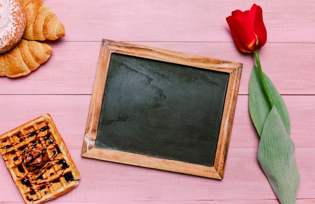 Leere Tafel mit belgischer Waffel und Tulpe