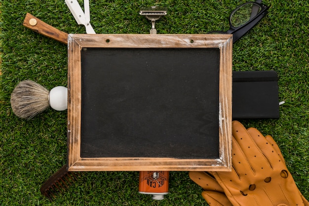 Kostenloses Foto leere tafel mit dekorativen gegenständen für den vatertag