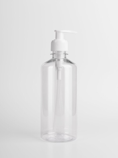 Leere transparente Plastikflasche mit luftloser Spenderpumpe mit Etikett und Werbung für Gel, Seife, Alkohol, Creme und Kosmetika.