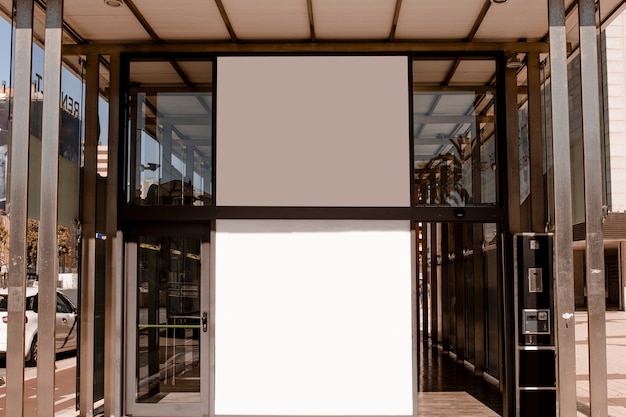 Leere weiße Anschlagtafel auf dem Eingang des Unternehmensgebäudes