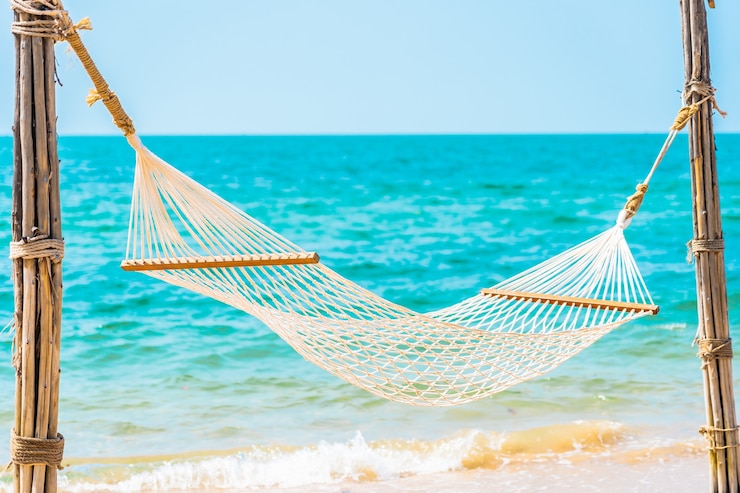 Kostenlose Foto leere weiße hängematte rund um das meer strand ozean für freizeitreisen urlaubskonzept