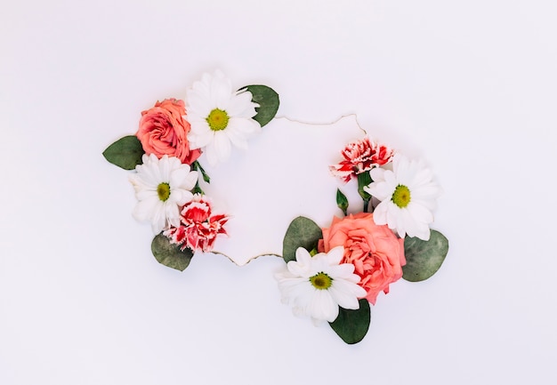 Leerer Aufkleber verziert mit Blumen und Blättern auf weißem Hintergrund