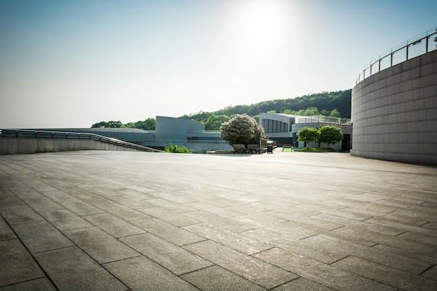 Leerer Boden und moderner architektonischer Durchgang