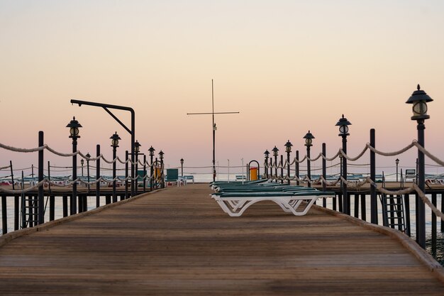 Leerer hölzerner Pier am schönen ruhigen Morgen. Touristenkai in der Bucht des Meeres