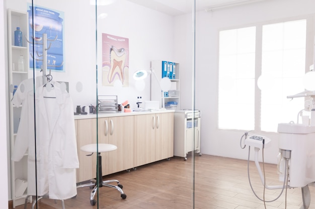 Leerer Kieferorthopäde-Krankenhausschrank für Stomatologie mit niemandem drin