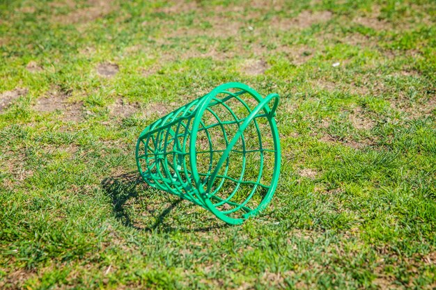 Kostenloses Foto leerer korb mit golfbällen auf dem golfplatz in otocec, slowenien