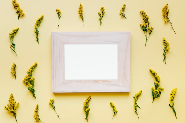 Kostenloses Foto leerer rahmen in den gelben blumen