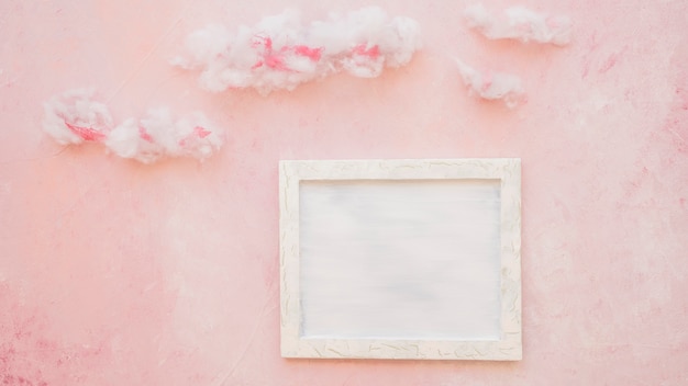 Kostenloses Foto leerer rahmen und wolken auf dem rosa gemasert