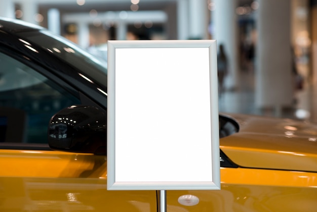 Leerer Raum Plakatwand neben dem Auto