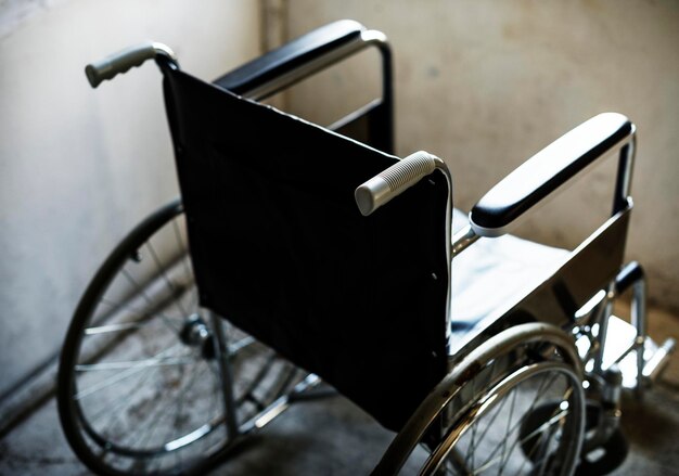 Leerer Rollstuhl in einem Raum