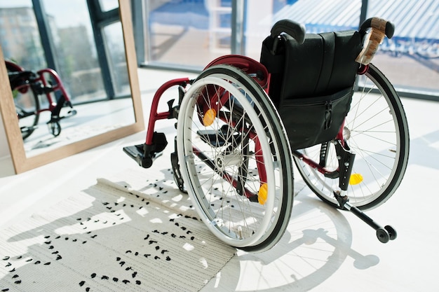 Leerer Rollstuhl zu Hause Rollstuhl innen im Spiegel