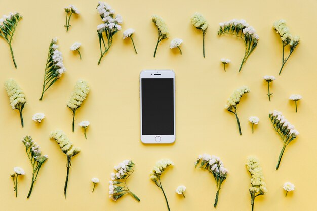 Leerer Smartphone in den weichen Blumen