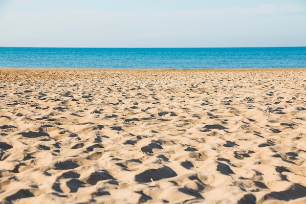 Leerer Strand nahe Meer