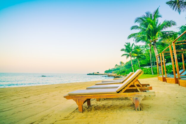 Leerer Stuhl am Strand