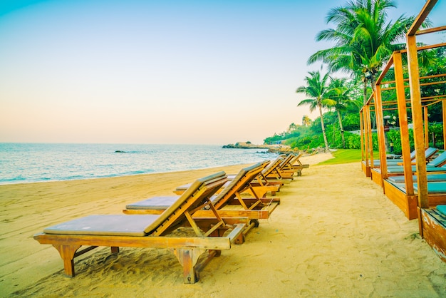 Leerer Stuhl am Strand