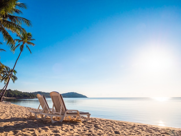 Leerer Stuhl auf dem tropischen Strandmeer und -ozean