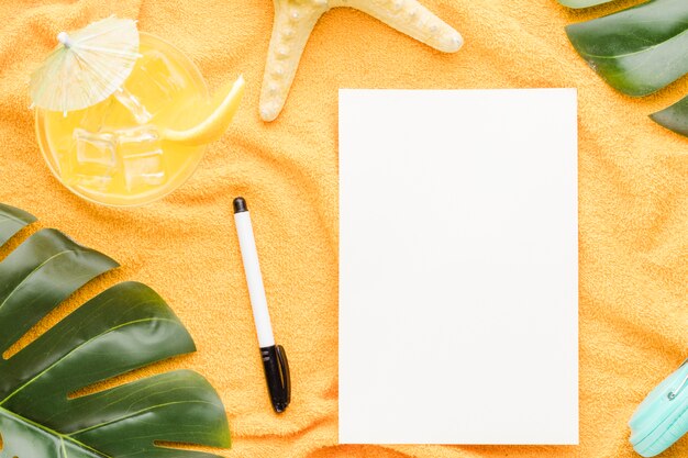 Leeres Blatt Papier mit Strand wendet auf hellem Hintergrund ein