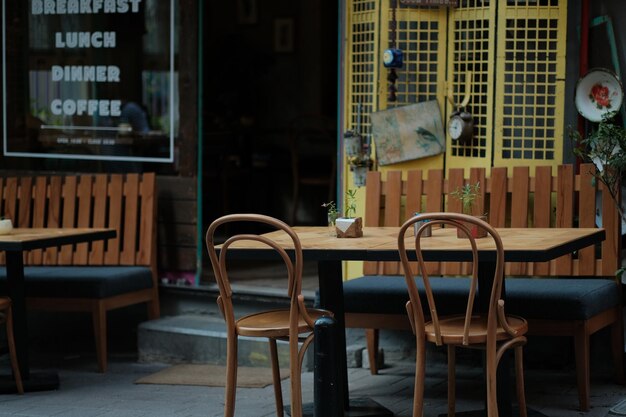 Leeres Café auf der Straßenterrasse mit Stühlen und Tischen für Gäste