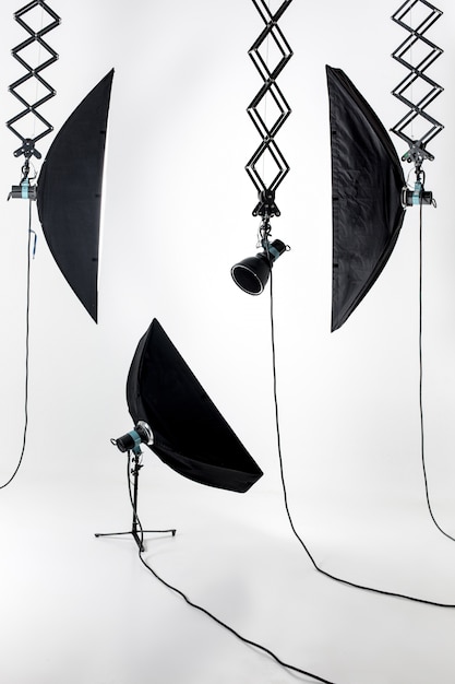 Leeres Fotostudio mit Beleuchtungsgeräten