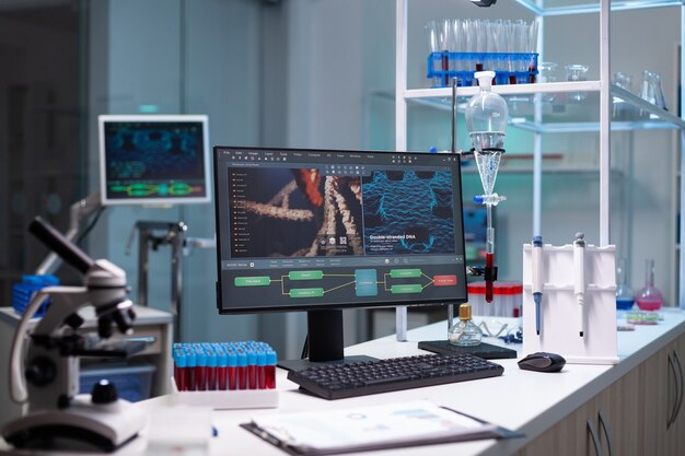 Leeres Labor mit wissenschaftlichem Monitor auf dem Schreibtisch