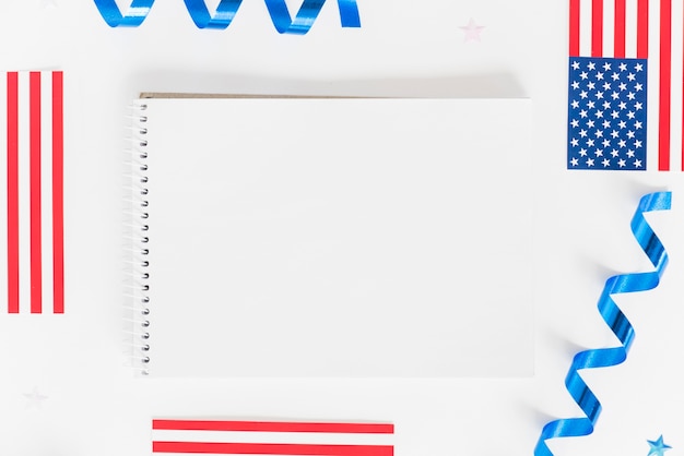 Leeres Notizbuch mit kleinen US-Flaggen