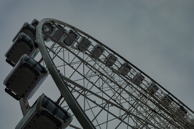 Leeres Riesenrad während eines regnerischen bewölkten Tages in einem Park