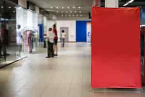 Kostenloses Foto leeres rotes zeichen innerhalb des einkaufszentrums