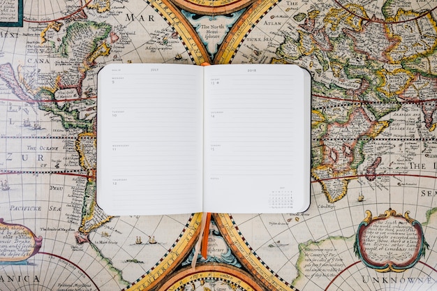 Leeres Tagebuch des Reisenden auf historischer Karte