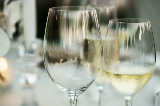 Leeres Weinglas und Glas mit Weißwein