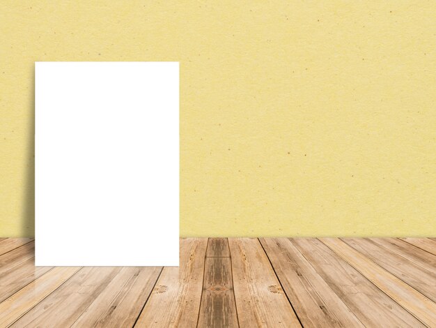 Leeres Weißbuchplakat an der tropischen Plankenbretterboden- und -papierwand, Schablonenspott oben für das Hinzufügen Ihres Inhalts, lassen Seitenraum für Anzeige des Produktes