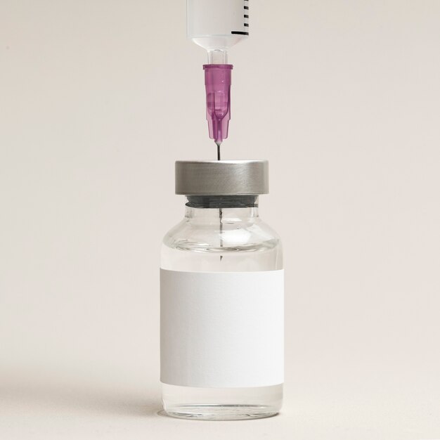 Leeres weißes Etikett auf der Glasflasche der Injektionsflasche mit Spritze