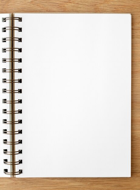 Leeres weißes liniertes Notizbuch auf einem Holztisch
